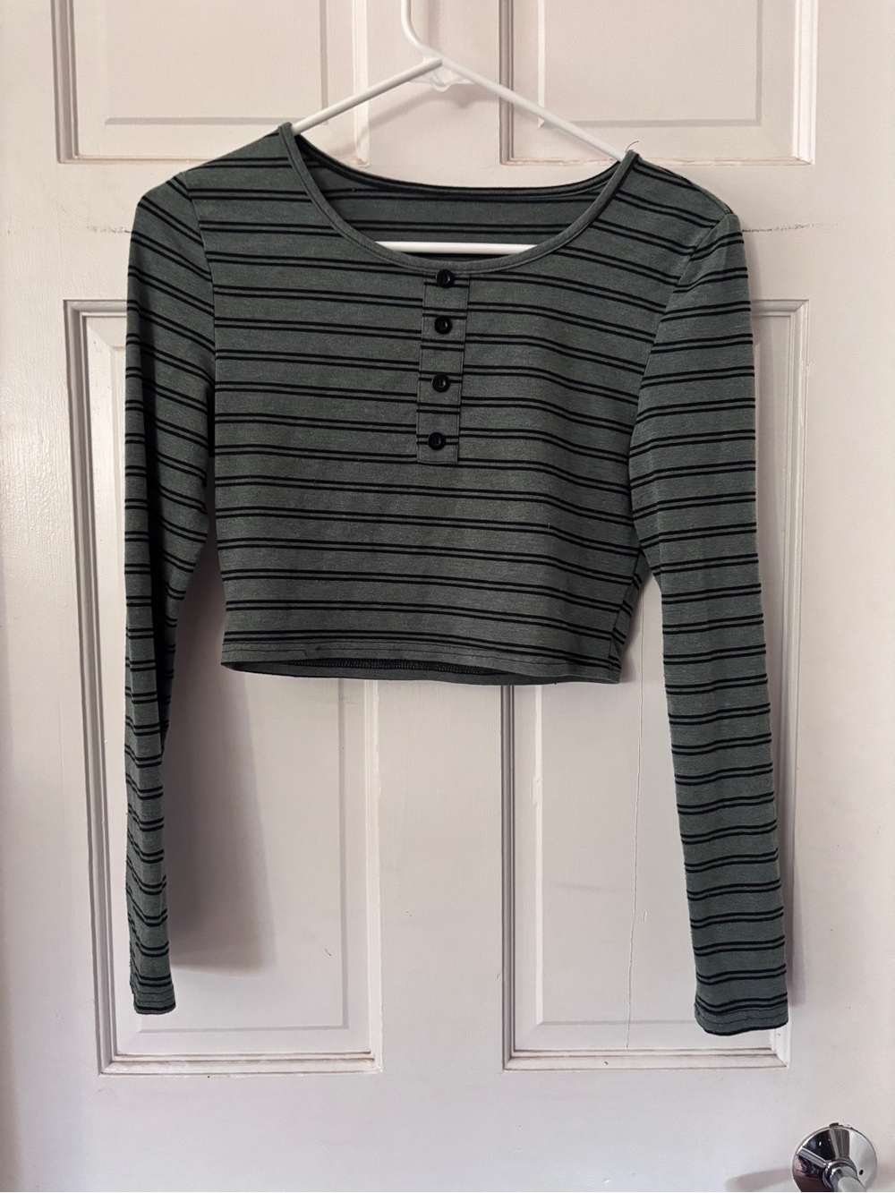 ROMWE Green and Black Striped Henley Crop Top